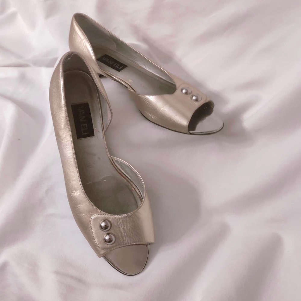Elegant Metallic Leather flats w/ a soft gold leather top double buttons mirror